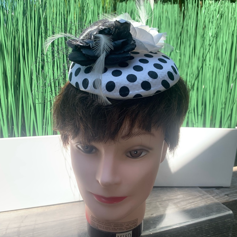 ⭐️ Fascinator - BRITISH Polka dot with Black and White Flowers EUC - Picture 12 of 16